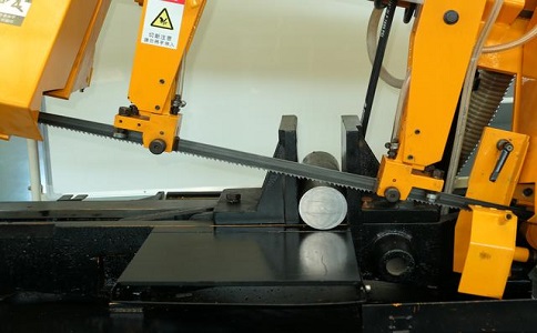 永兴数控带锯床自动送料精度会出现偏差吗？