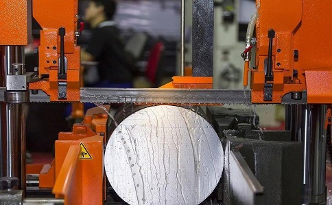 永兴立式金属带锯床切削出现跑带故障解决方法！